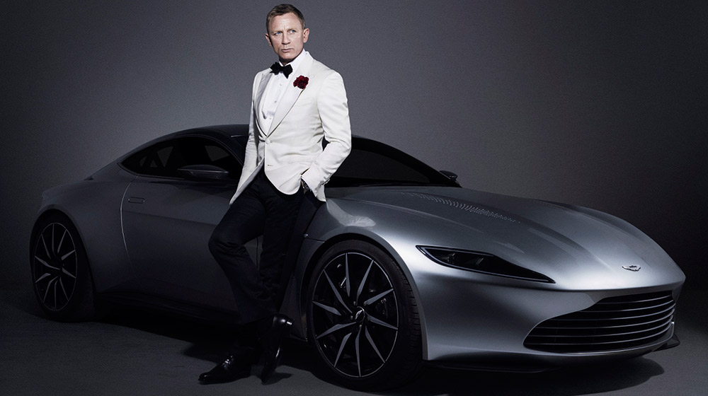 Điệp viên James Bond bên cạnh Aston Martin DB10  1