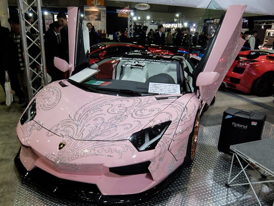 Lamborghini màu hồng nạm pha lê 1