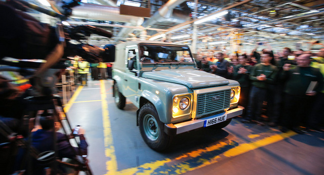 Chiếc Land Rover Defender cuối cùng đã rời nhà máy Solihull, Anh quốc 1