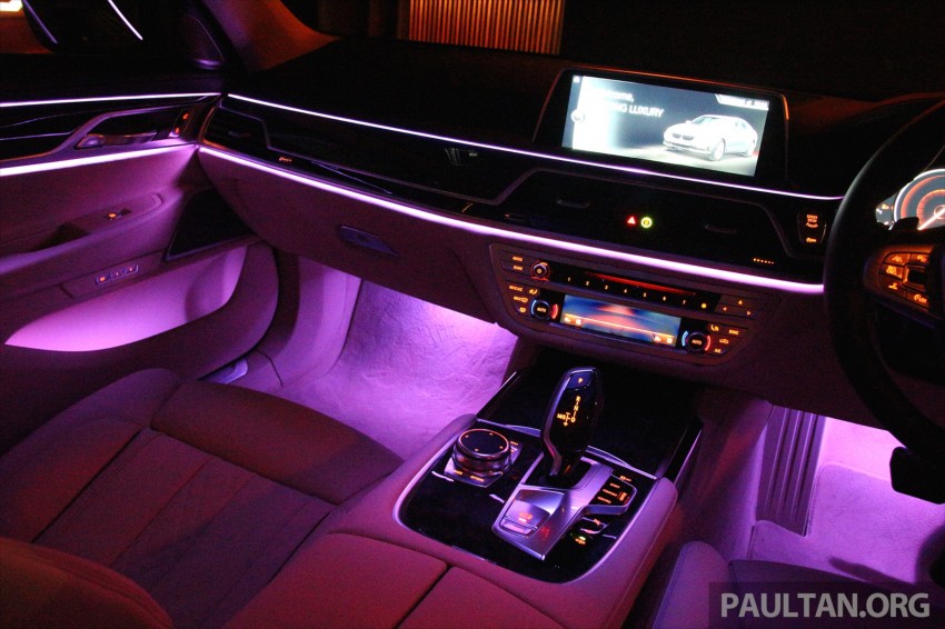Nội thất BMW 7-series còn sở hữu hệ thống đèn chiếu sáng chuyên dụng