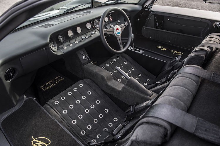Nội thất của Shelby GT40 cũng y hệt chiếc xe đua nguyên bản 1