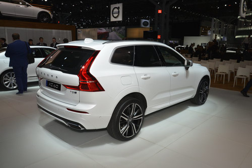 Volvo XC60 2018 được nâng cấp với nhiều tính năng mới.