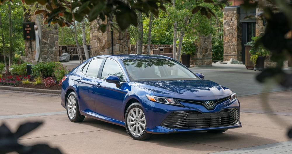 Toyota Camry 2018 “chốt giá” từ 23.495 USD.