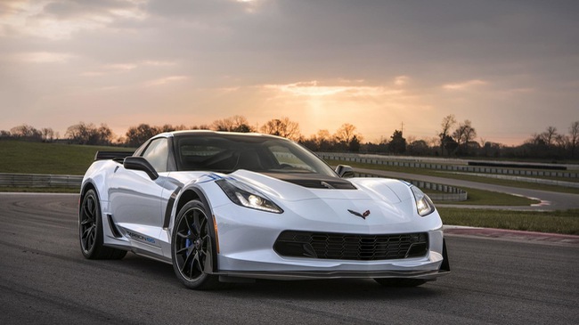 Chevrolet Corvette 2018 trang bị tiện nghi hơn.