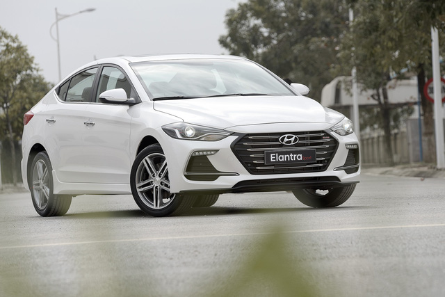 Hyundai Elantra Sport 2018 có giá bao nhiêu tại Việt Nam? 2