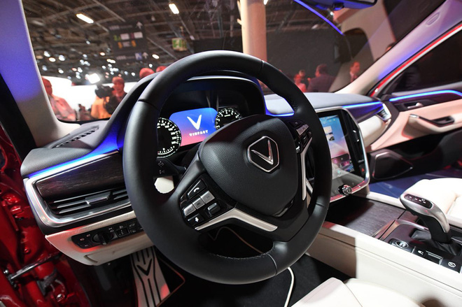 Si mê nhìn chiếc SUV VinFast LUX SA2.0 được giới thiệu tại Triển lãm Paris Motorshow 2018