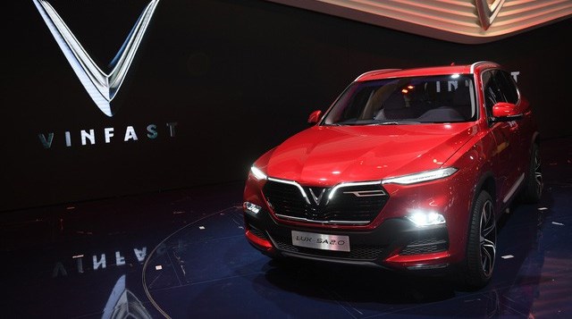 Si mê nhìn chiếc SUV VinFast LUX SA2.0 được giới thiệu tại Triển lãm Paris Motorshow 2018
