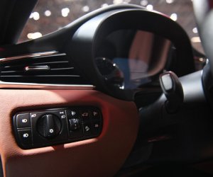 Cận cảnh chiếc sedan LUX  A2.0 đầu tiên của VinFast lộ diện