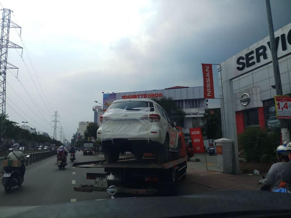 Cận cảnh Nissan Terra 2019 trên đường về đại lý TP.Hồ Chí Minh