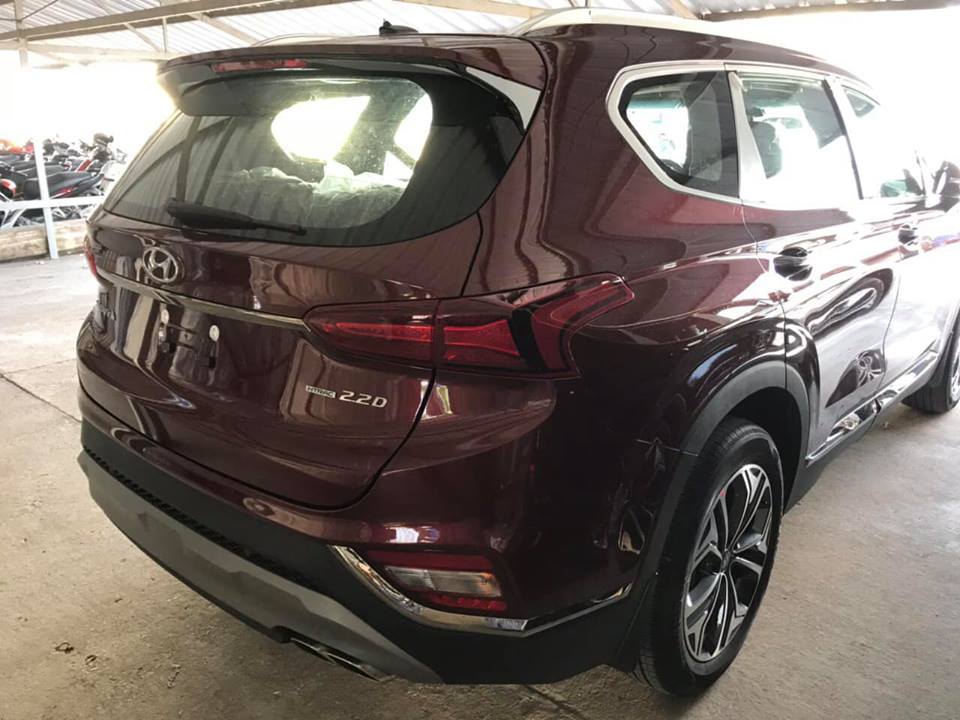 Hyundai Santa Fe 2019 đã được đưa về đầy bãi, chờ giờ giao cho khách