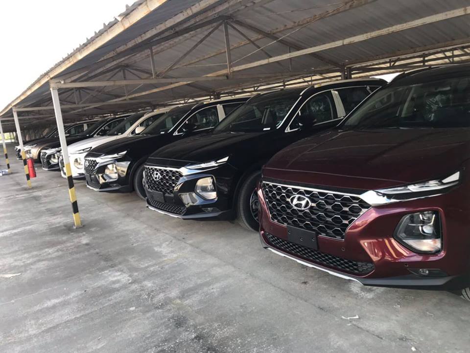Hyundai Santa Fe 2019 đã được đưa về đầy bãi, chờ giờ giao cho khách
