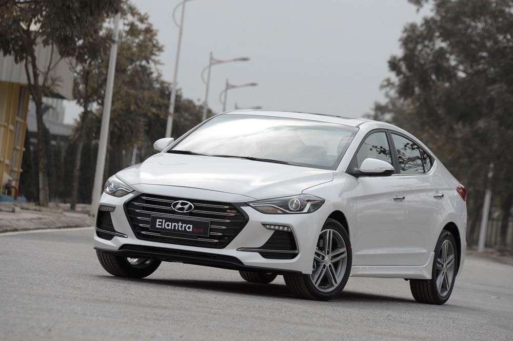Giá xe Hyundai Elantra đời cũ đại hạ giá, dọn đường cho phiên bản mới