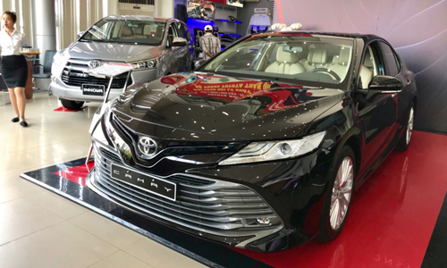 Khách mua xe Toyota Camry 2019 phải chịu mức chênh lên đến 100 triệu đồng..