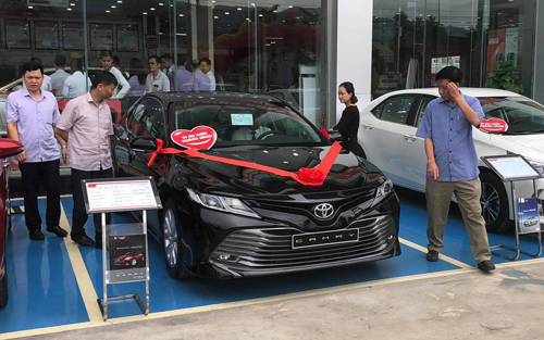 Ảnh Toyota Camry 2019 thế hệ mới tại đại lý