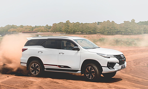 Toyota Fortuner 2019 “chơi trội”: Vừa nhập khẩu vừa lắp ráp trong nước?