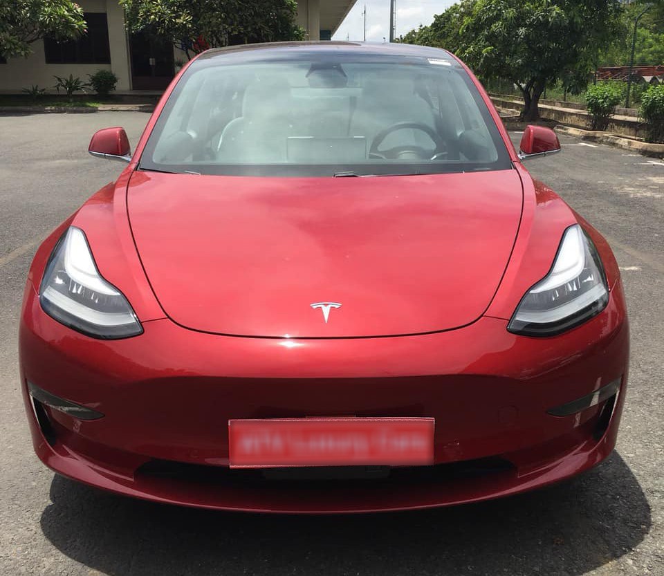 Chiếc Tesla Model 3 thứ 2 được đưa về Việt Nam có màu đỏ rực 3a