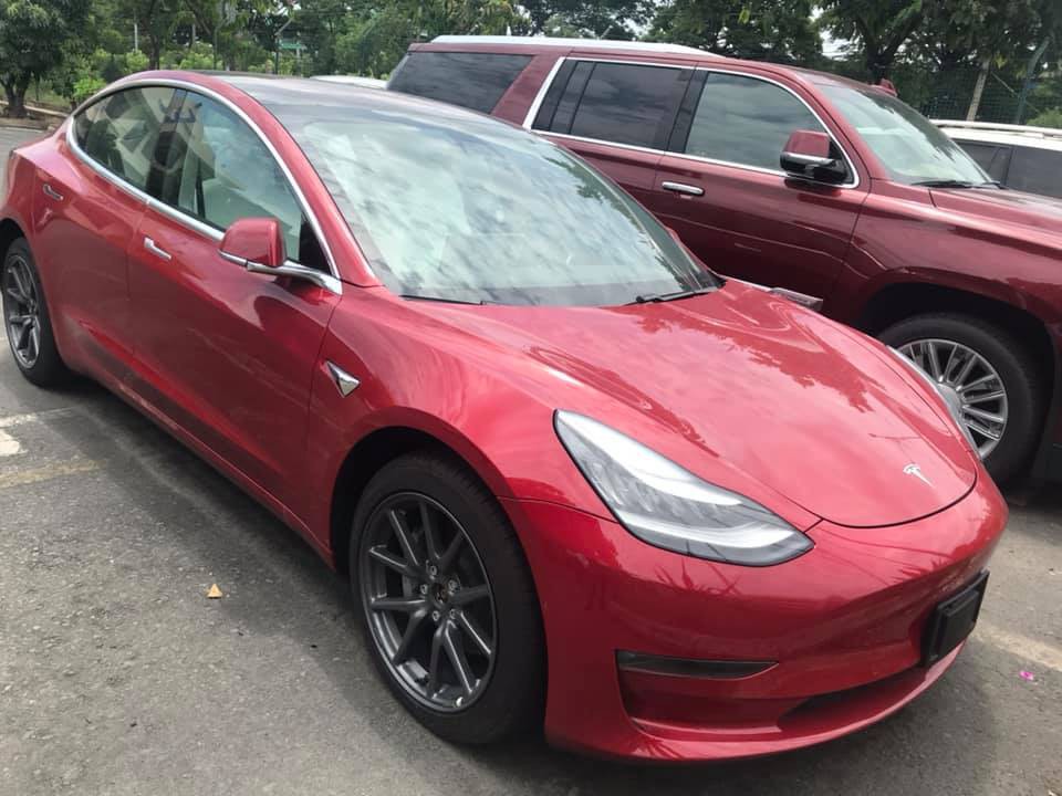 Chiếc Tesla Model 3 thứ 2 được đưa về Việt Nam có màu đỏ rực 1a