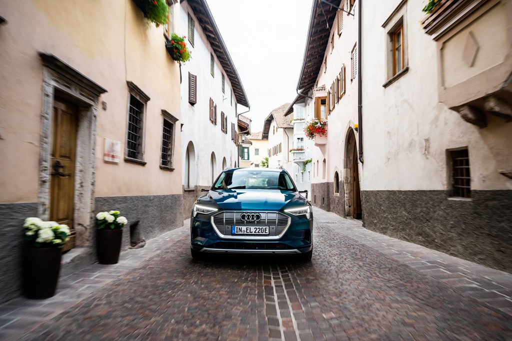 SUV điện Audi E-Tron chạy xuyên châu Âu chỉ mất 1 ngày 6a