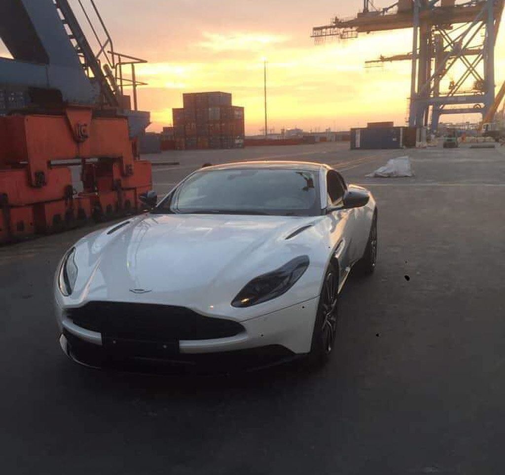 Aston Martin DB11 màu trắng Morning Frost White được nhập khẩu về Việt Nam 1a