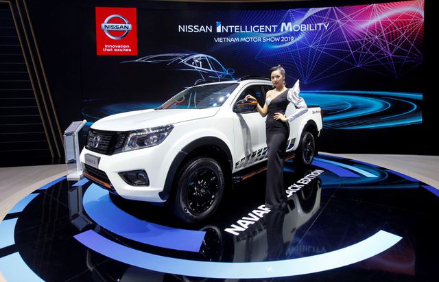 Nissan Navara Black Edition A-IVI ra mắt khách Việt, giá 835 triệu đồng 2a