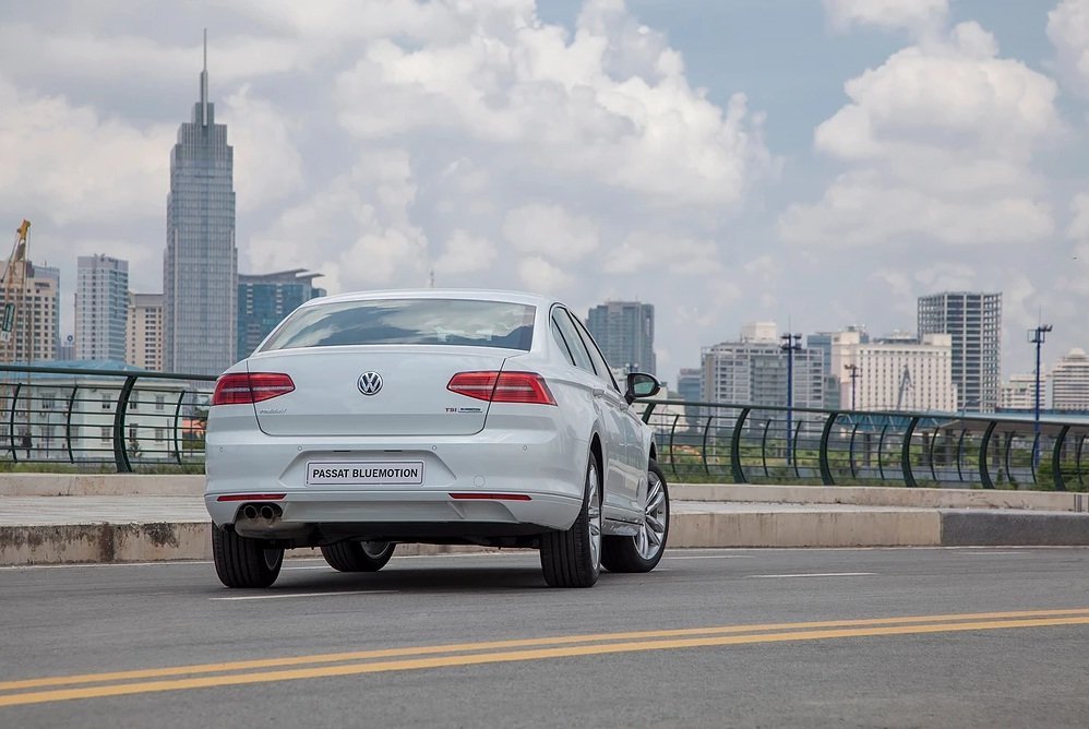 Giá xe Volkswagen Passat tháng 12/2019 giảm đến 140 triệu đồng 2a