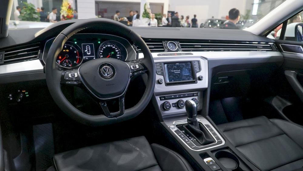 Giá xe Volkswagen Passat tháng 12/2019 giảm đến 140 triệu đồng 3a