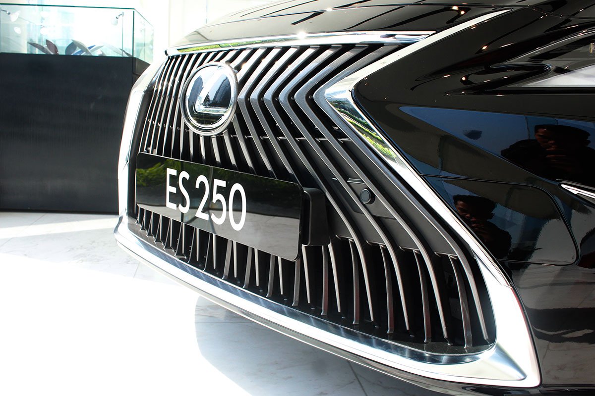 Chốt giá Lexus ES 250 2020 2,540 tỷ đồng, sẵn sàng bàn giao cho khách Việt 2a