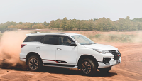 Toyota Fortuner 2019 “chơi trội”: Vừa nhập khẩu vừa lắp ráp trong nước?